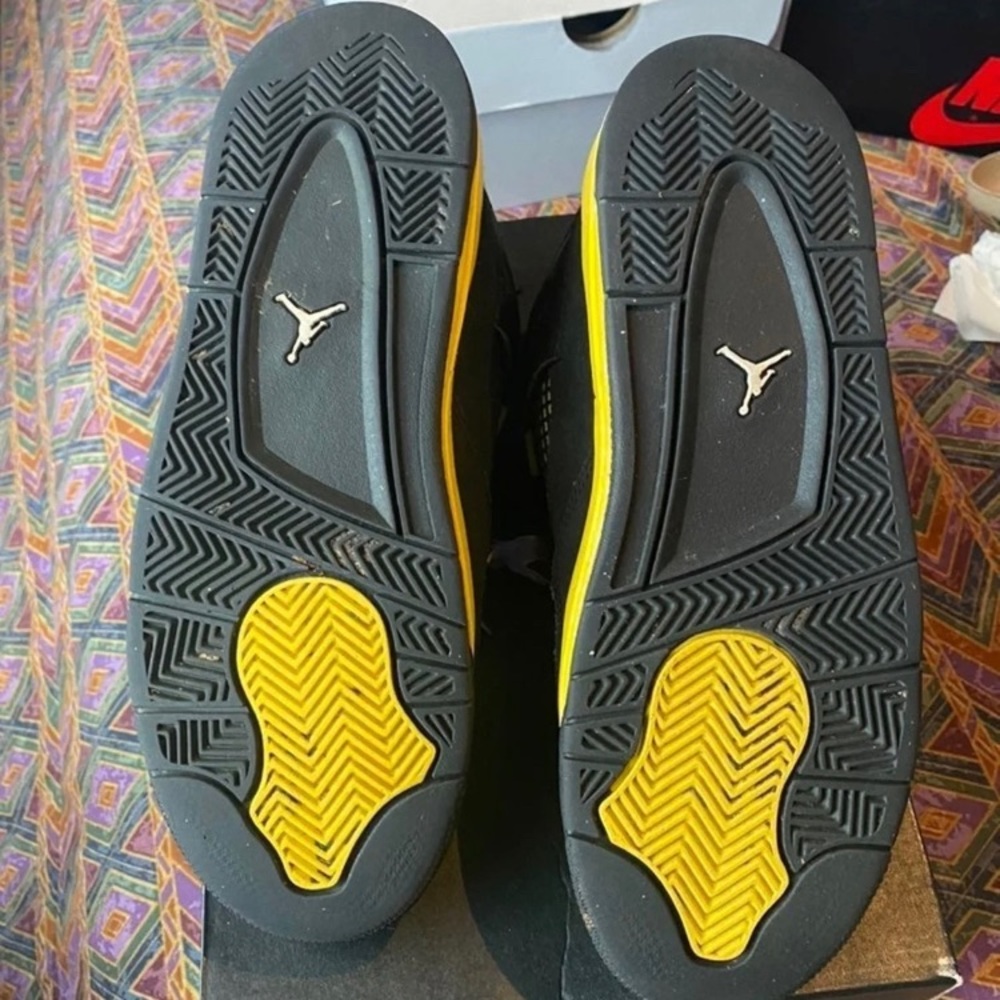2006 Air Jordan 4 ‘’Thunder” size 6